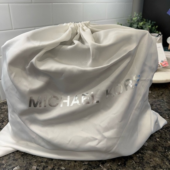 Michael Kors Crossbody Satchel bag. Color: Pearl grey. Medium size. Never used.